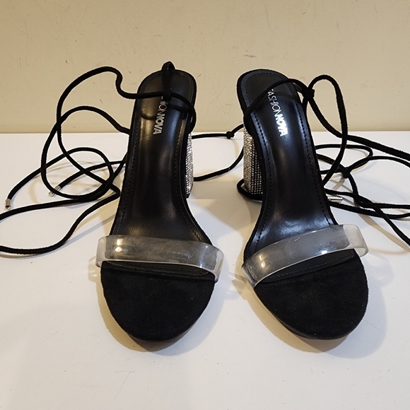 FASHION NOVA Black Strappy Studded Heels Sandals size 8 - Picture 3 of 11